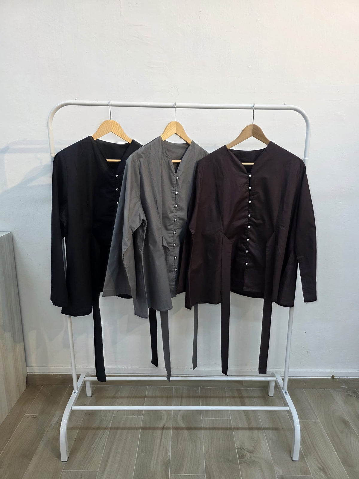 RANIA plain blouse metallic button